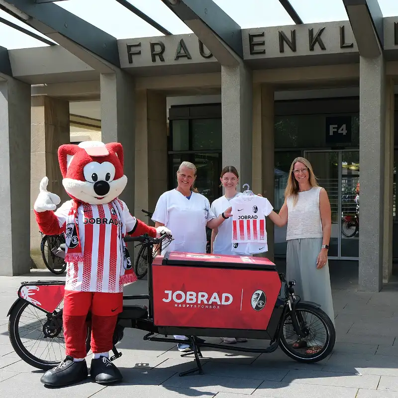 Das Füchsle und Sandra Prediger überreichen SC-Trikots an Mitarbeiterinnen der Frauenklinik