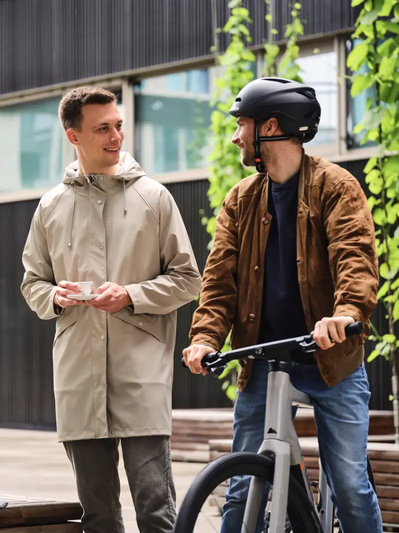 JobRad-Mitarbeiter am Campus mit Fahrrad und Kaffee