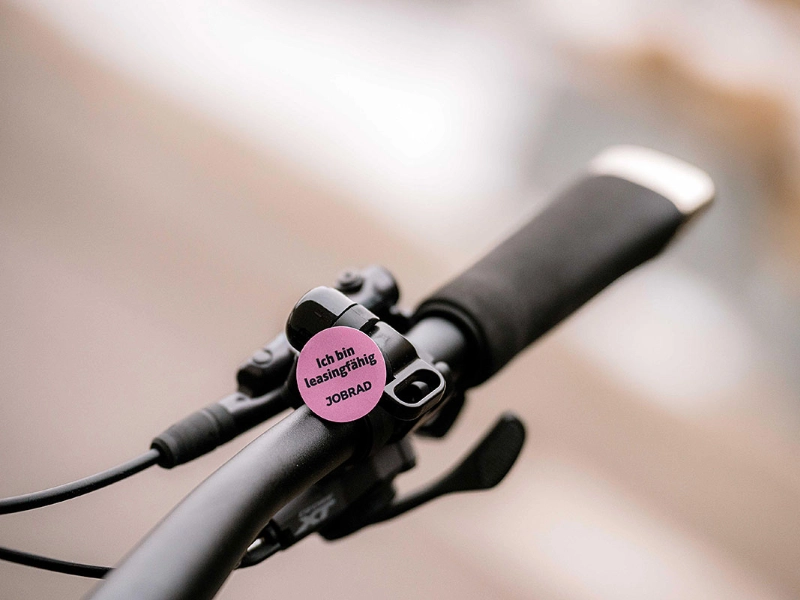 Closeup auf Fahrradlenker mit Leasingfähig Sticker am Griff